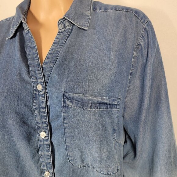 Chico's Women's Ombre Blue to White Button Down Shirt in a Size 2 (Large) - Picture 4 of 13